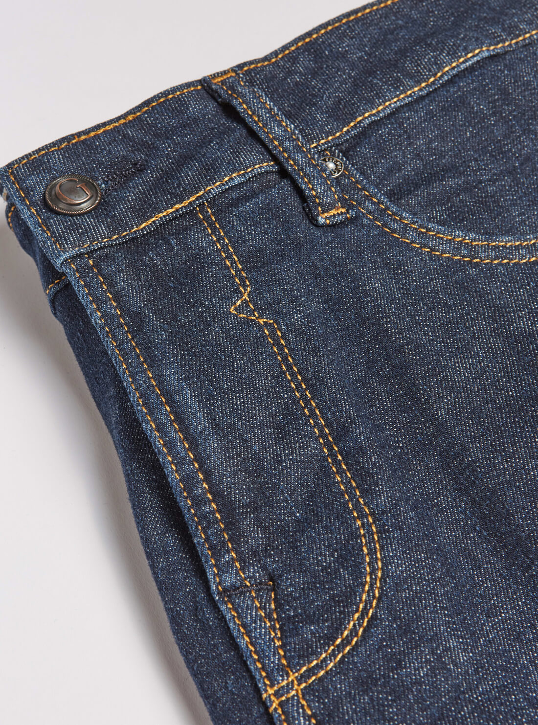 GUESS Mens Mid-Rise Slim Fit Tapered Leg Denim Jeans in Dakota Wash M2RAS2D4G22 Close Front View