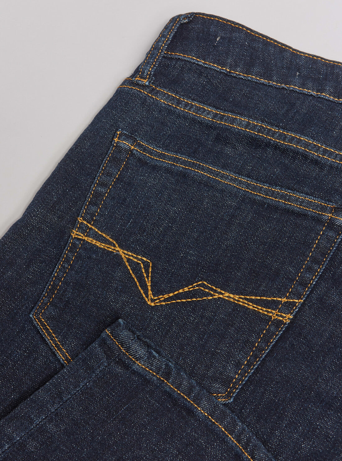 GUESS Mens Mid-Rise Slim Fit Tapered Leg Denim Jeans in Dakota Wash M2RAS2D4G22 Close View