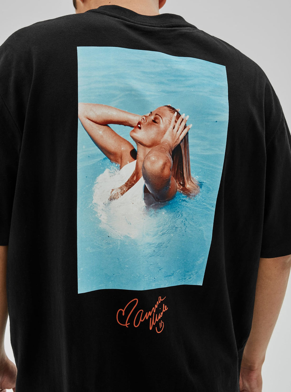 GUESS Mens GUESS Originals x Anna Nicole Smith Black Bowyer Oversized T-Shirt M1BI41KAGP0 Back Detail View