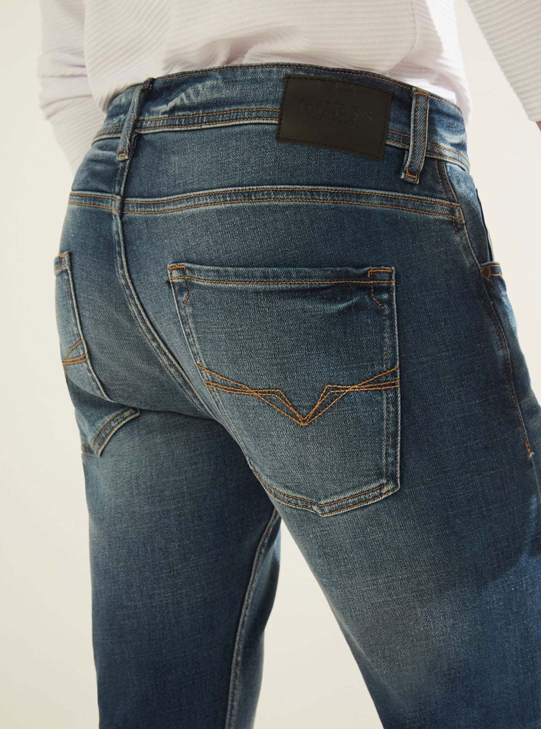 GUESS Mens Mid-Rise Regular Straight Denim Jeans In Delta Wash MB3AR4303DF Detail View