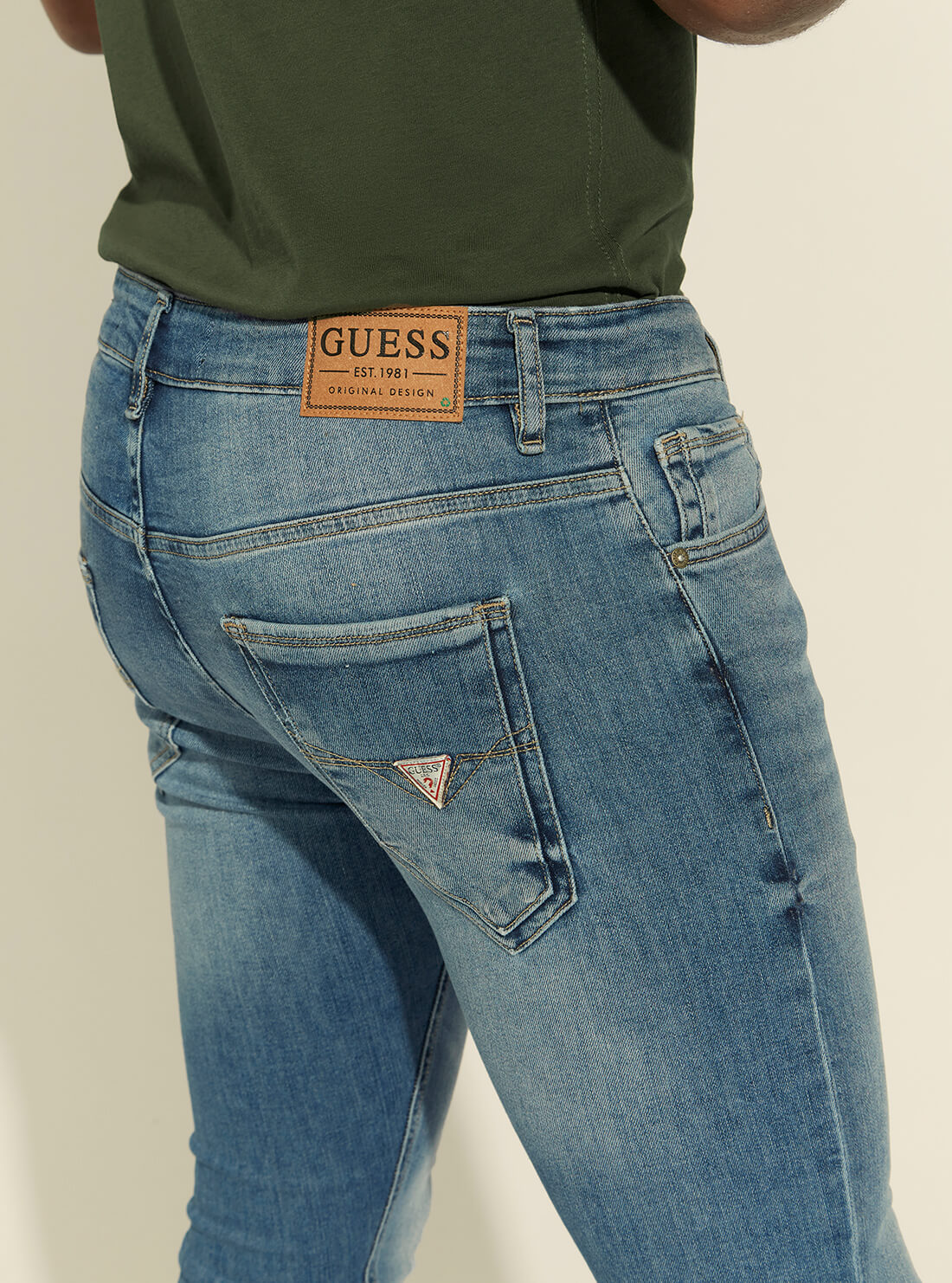 GUESS Mens Low-Rise Miami Skinny Denim Jeans in Carry Light Wash M1YAN1D4GV6 Detail View