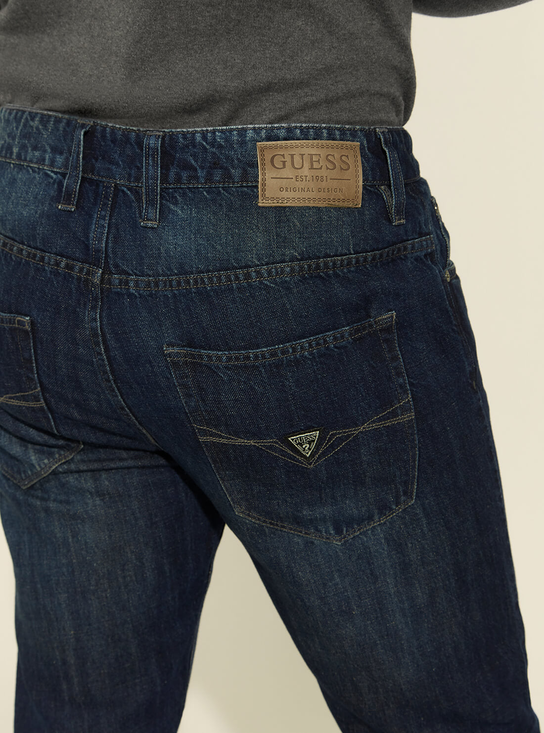 GUESS Mens Mid-Rise Athletic Tapered Linen Denim Jeans in Echo Wash M1YAR5R4CI0 Detail View