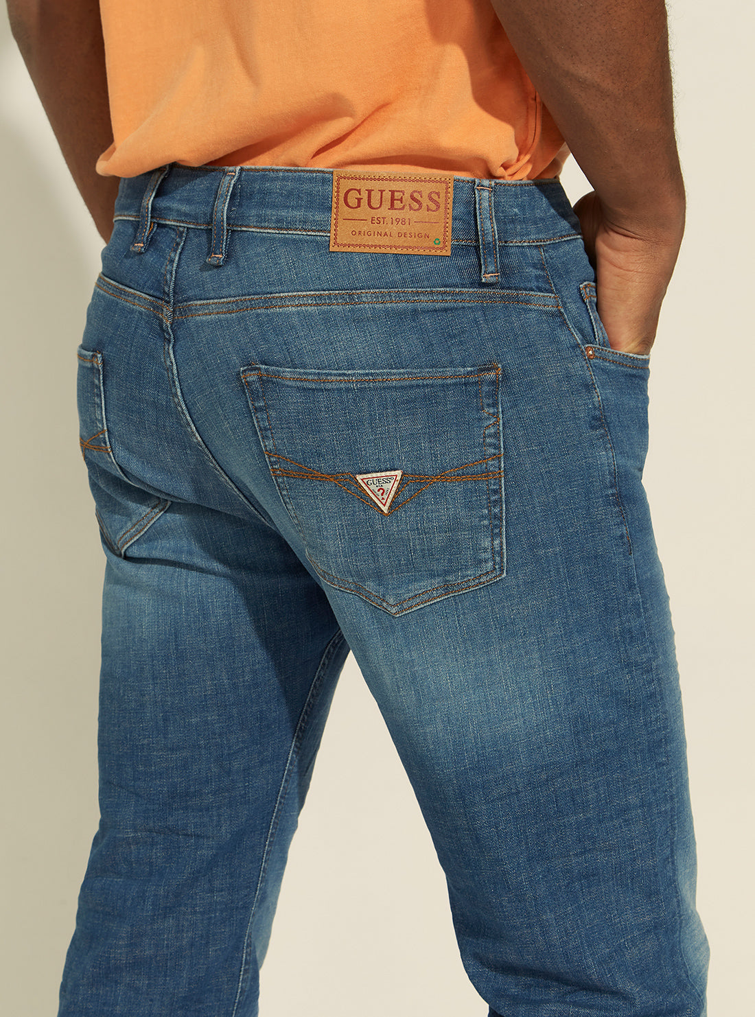GUESS Mens Mid-Rise Slim Straight Rodeo Denim Jeans in Kane Wash M1YA31D3ZT5 Detail View